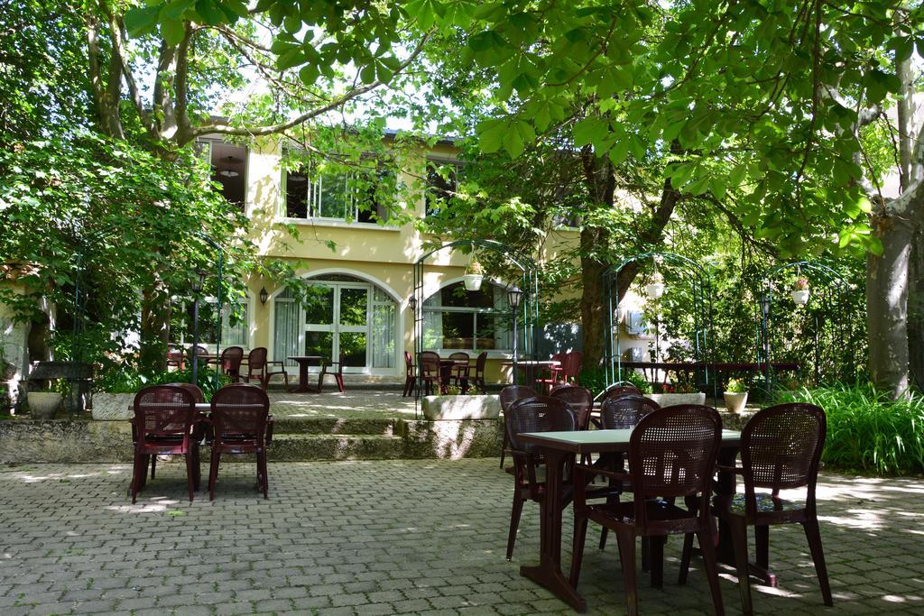 Logis Hotel Le Ceans Orpierre ภายนอก รูปภาพ